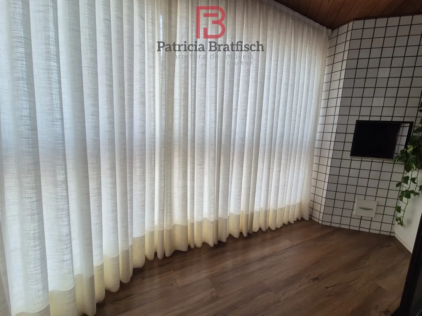 Amplo apartamento semi mobiliado, com 03 dormitórios sendo 01 suíte. Localização privilegiada na região Central de Blumenau. — foto 5