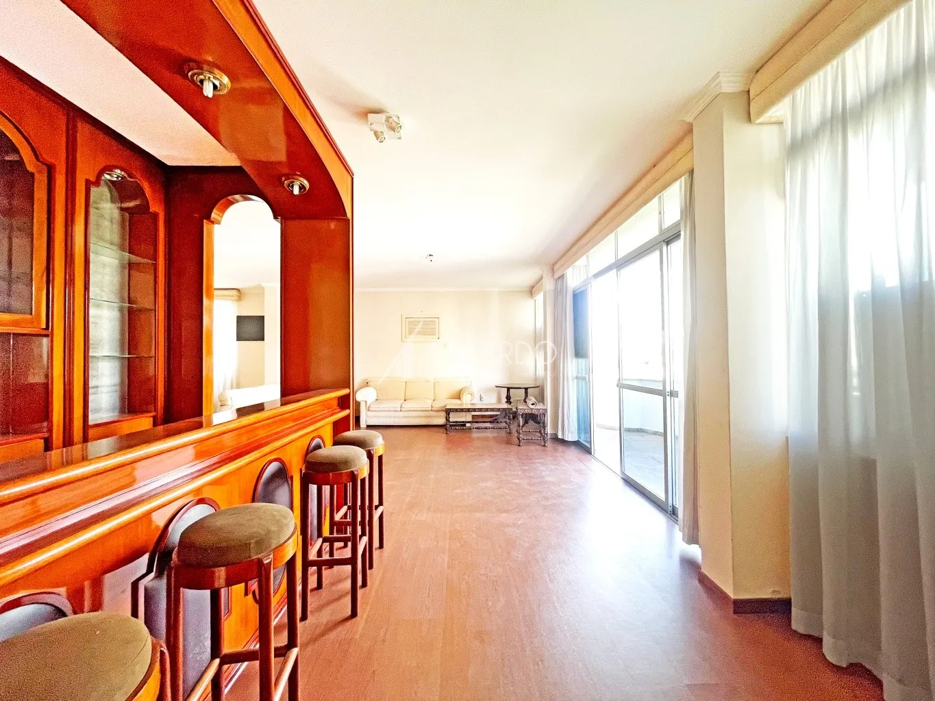 AMPLO APARTAMENTO SEMIMOBILIADO, LOCALIZADO NA RUA NEREU RAMOS - COM 2 SUITES - 2 VAGAS DE GARAGEM - JARDIM BLUMENAU — foto 2