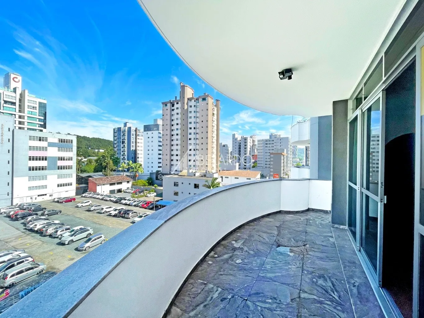 AMPLO APARTAMENTO SEMIMOBILIADO, LOCALIZADO NA RUA NEREU RAMOS - COM 2 SUITES - 2 VAGAS DE GARAGEM - JARDIM BLUMENAU — foto 5