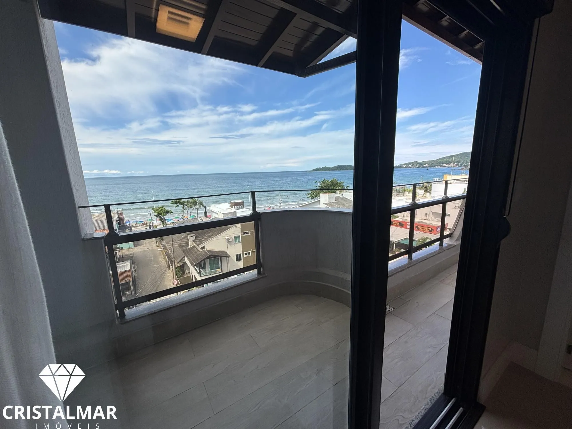 Linda Cobertura Horizontal, no coração de Bombas, 50 metros da Praia. — foto 3