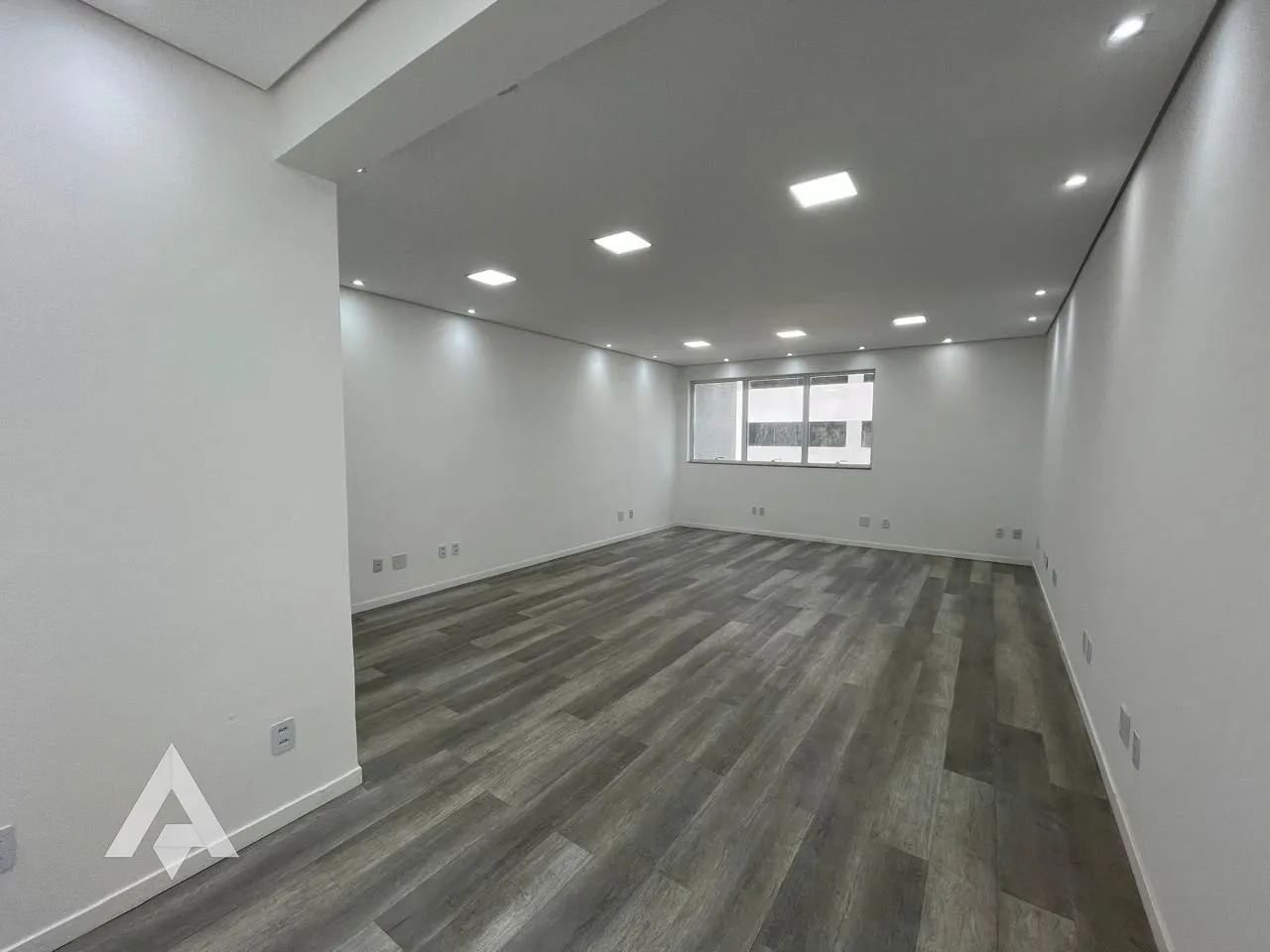 Sala Comercial para locação, com 69,69m por R$ 1.500,00 - Bairro Centro - Blumenau/SC - foto 1