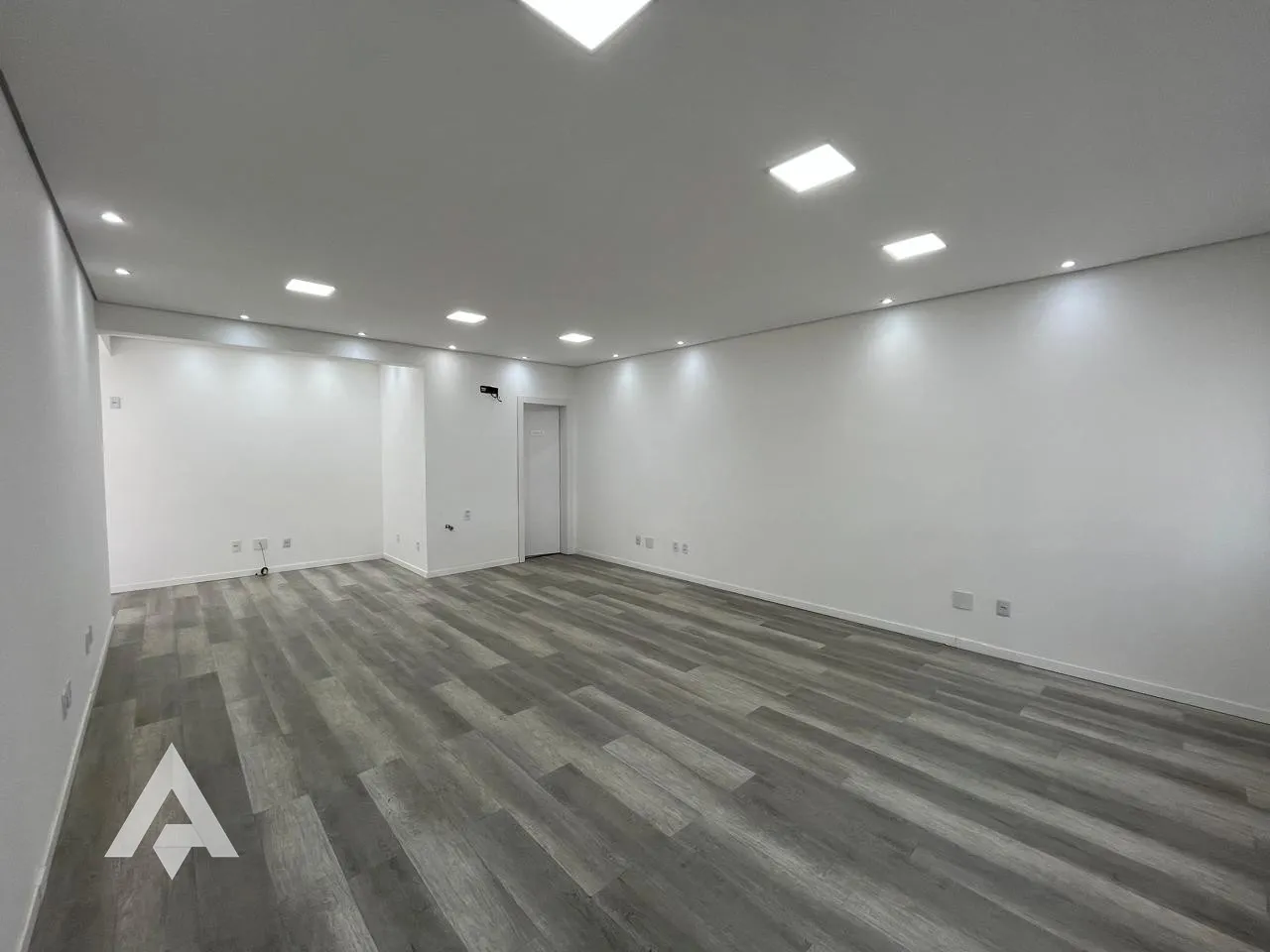 Sala Comercial para locação, com 69,69m por R$ 1.500,00 - Bairro Centro - Blumenau/SC — foto 2