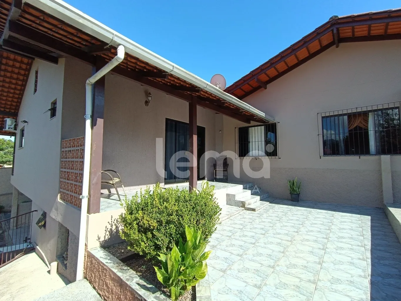 Casa semimobiliada com 3 dormitórios no bairro Tapajós em Indaial. — foto 3