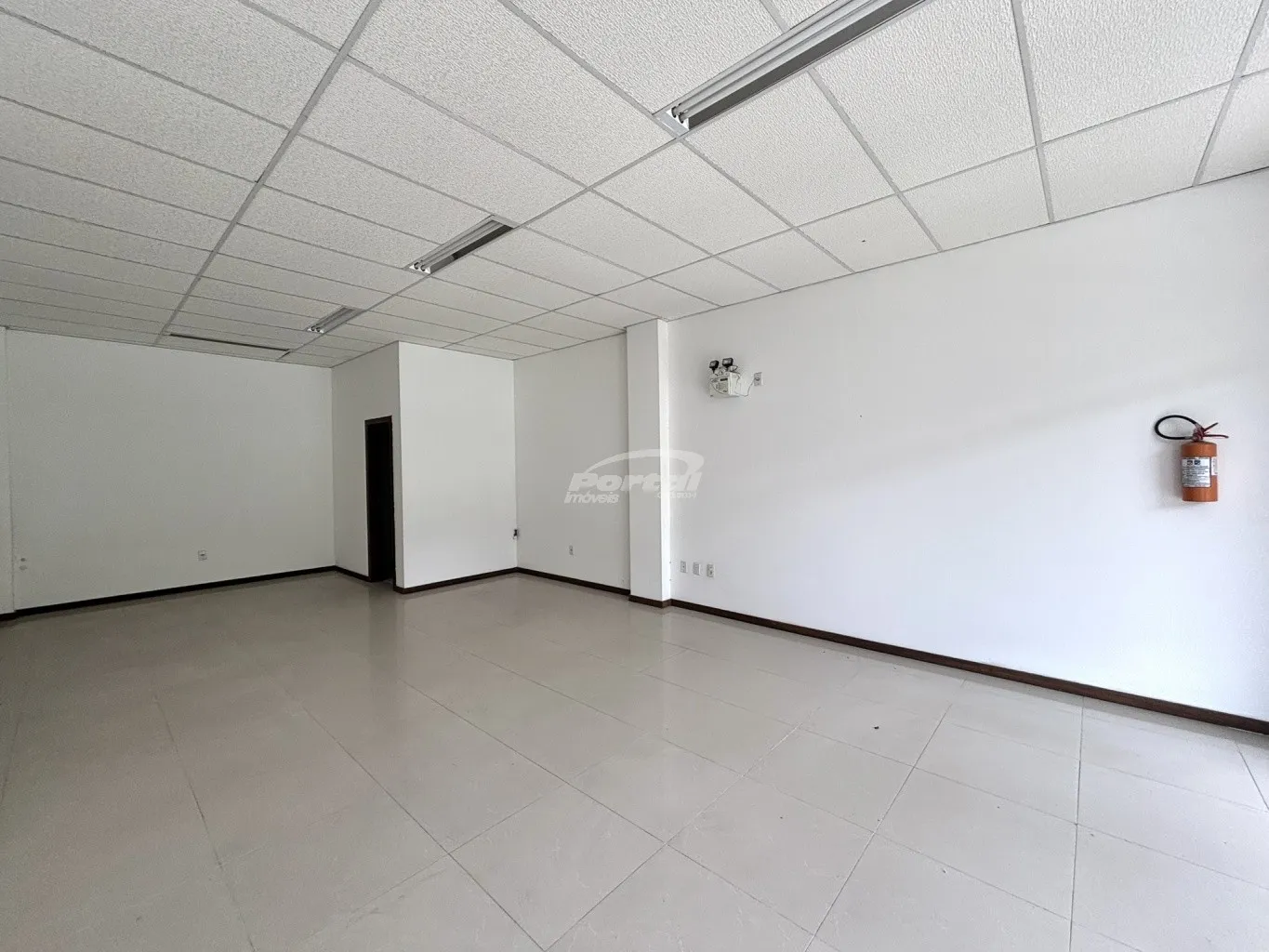 Oportunidade comercial! Loja com 50m, 01 banheiro exclusivo da sala, amplo espaço de estacionamento rotativo para funcionarios e clientes. — foto 3
