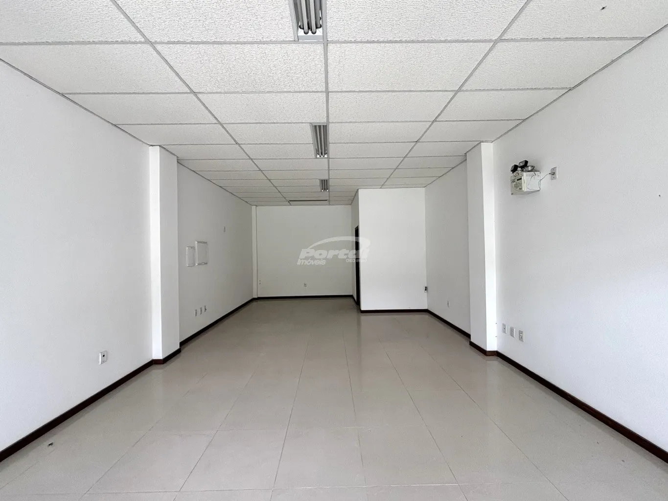 Oportunidade comercial! Loja com 50m, 01 banheiro exclusivo da sala, amplo espaço de estacionamento rotativo para funcionarios e clientes. — foto 4
