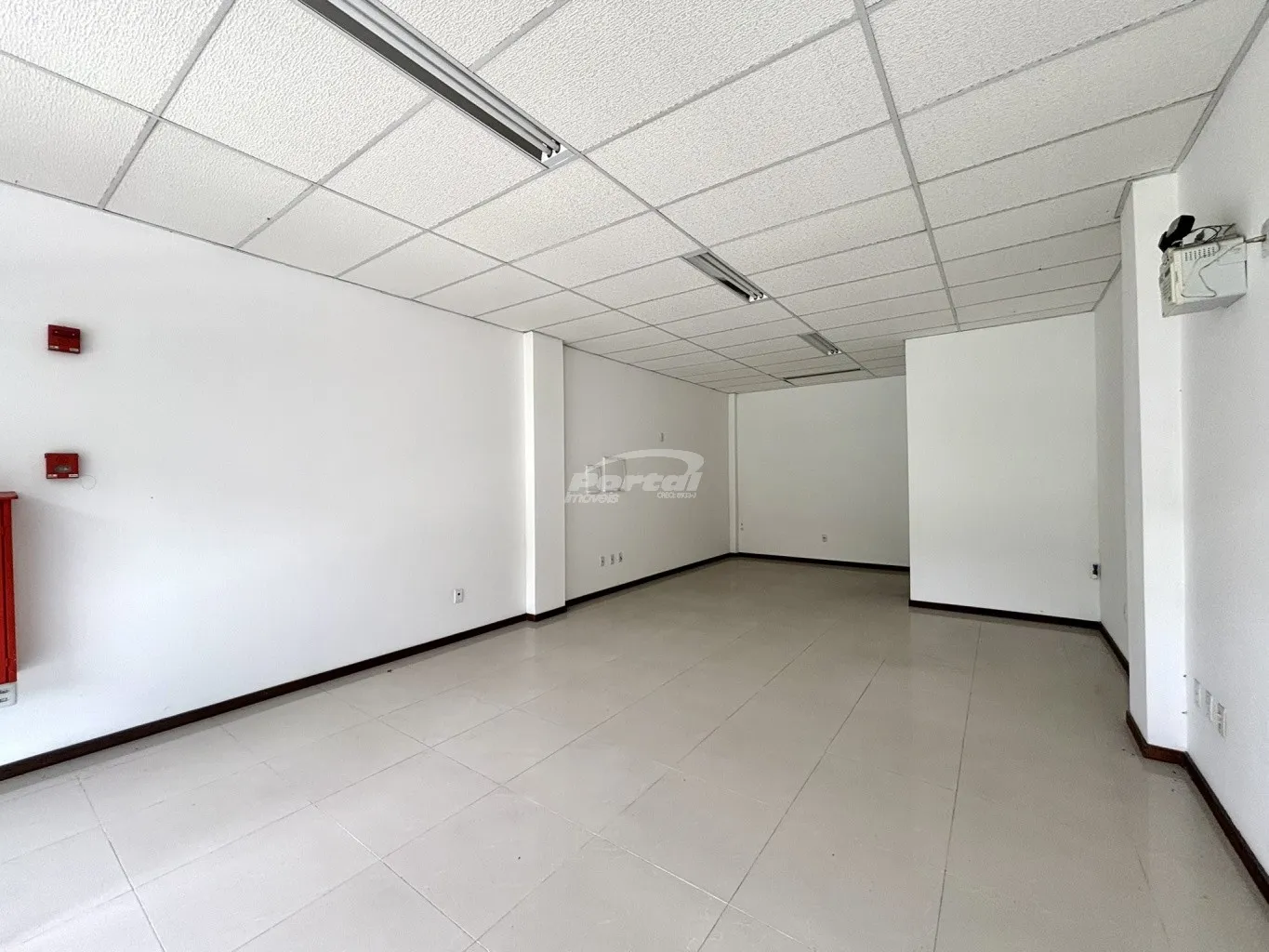 Oportunidade comercial! Loja com 50m, 01 banheiro exclusivo da sala, amplo espaço de estacionamento rotativo para funcionarios e clientes. — foto 5