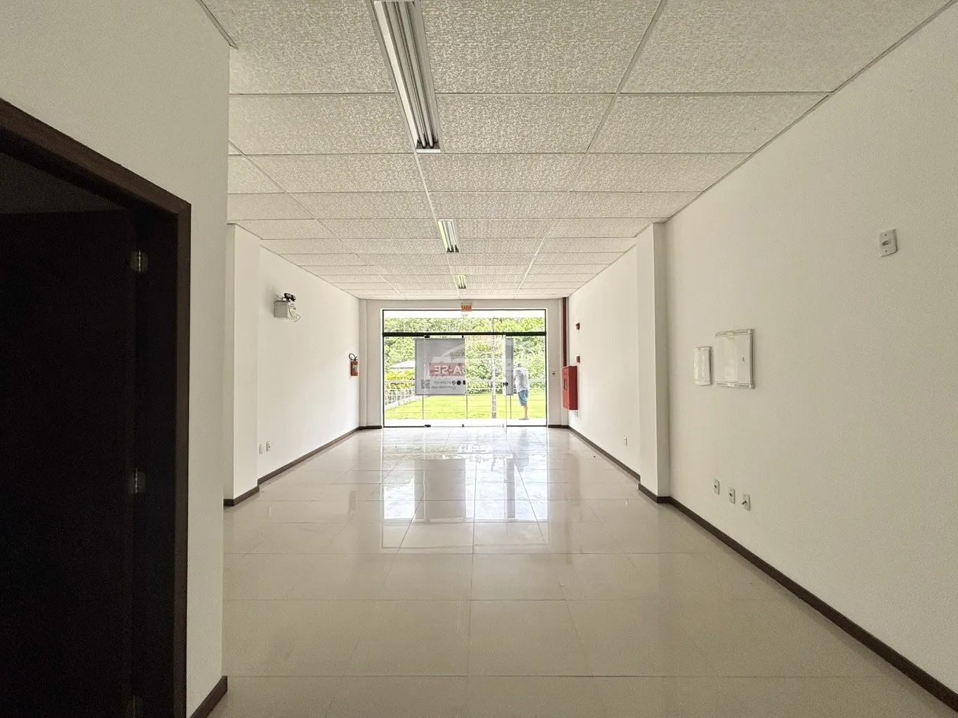 Oportunidade comercial! Loja com 50m, 01 banheiro exclusivo da sala, amplo espaço de estacionamento rotativo para funcionarios e clientes. — foto 6