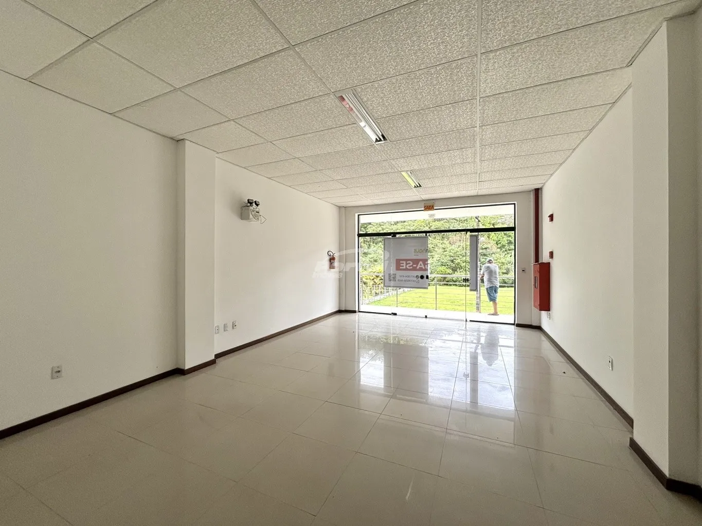 Oportunidade comercial! Loja com 50m, 01 banheiro exclusivo da sala, amplo espaço de estacionamento rotativo para funcionarios e clientes. — foto 7