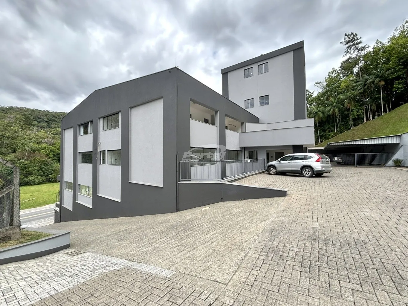 Oportunidade comercial! Loja com150m, cozinha, 02 banheiros exclusivo da sala, amplo espaço de estacionamento rotativo para funcionários e clientes. - foto 1