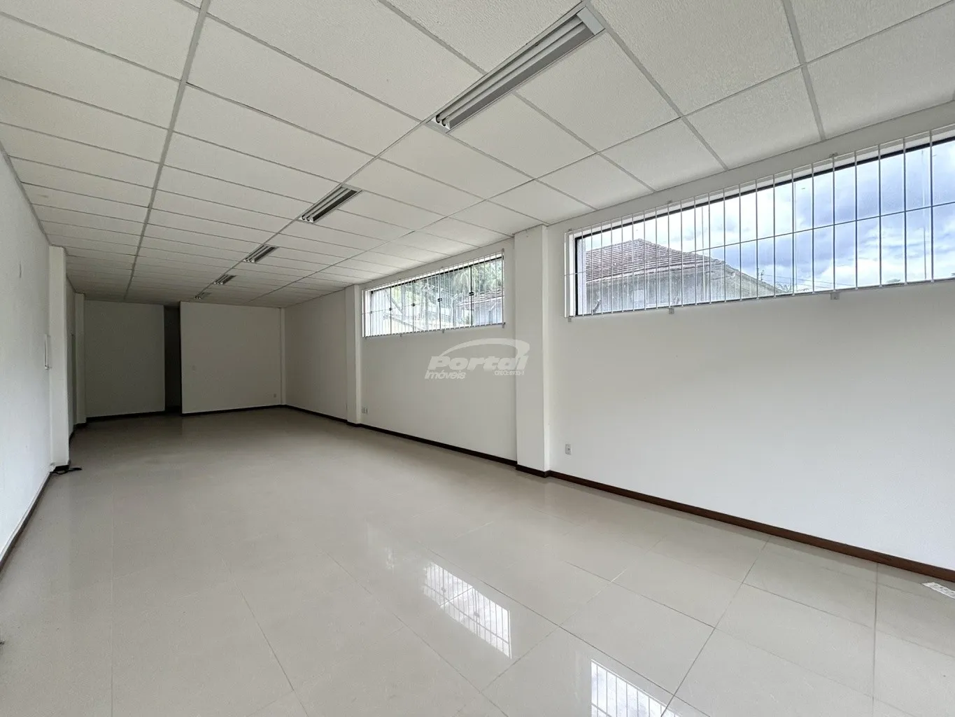 Oportunidade comercial! Loja com150m, cozinha, 02 banheiros exclusivo da sala, amplo espaço de estacionamento rotativo para funcionários e clientes. — foto 3