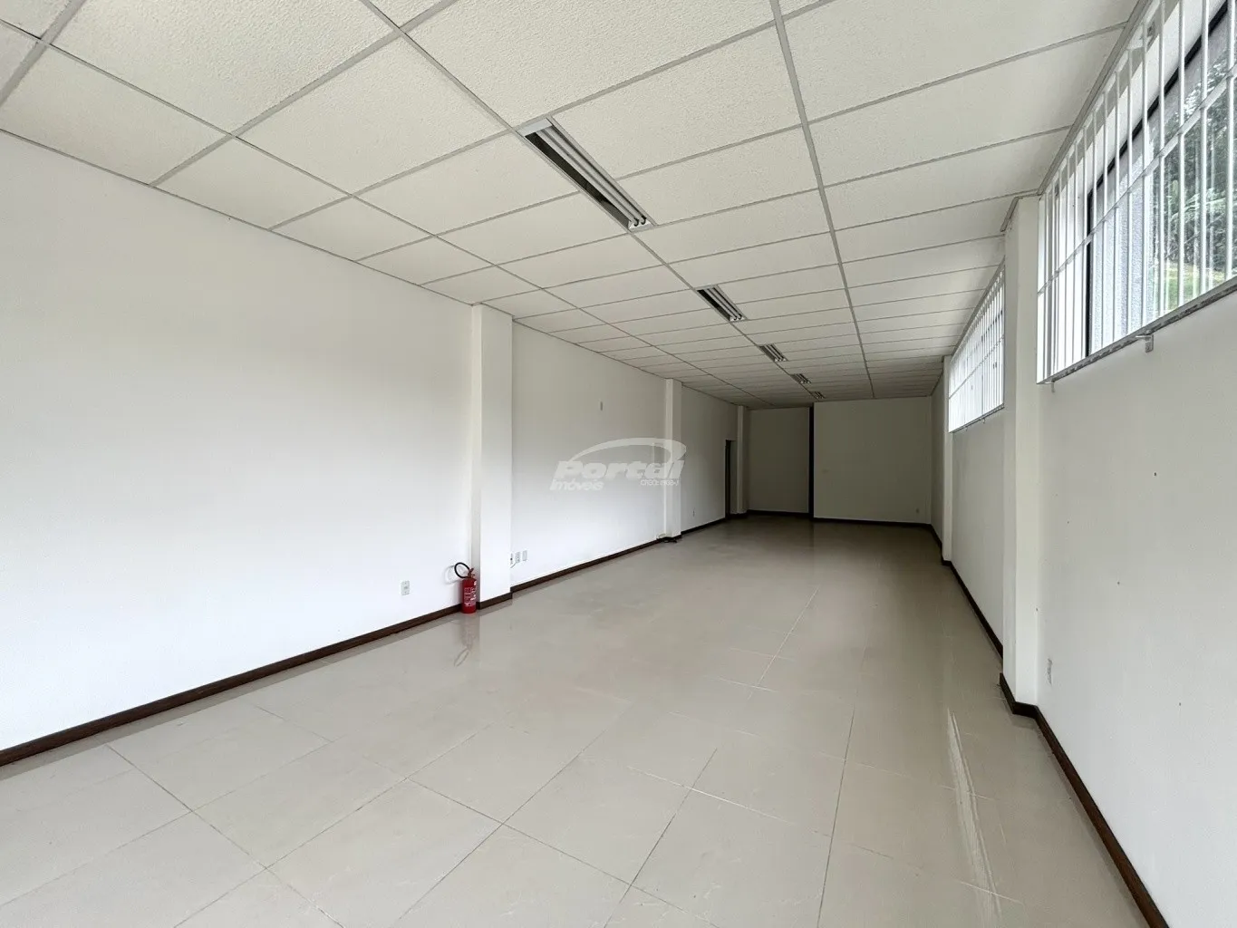 Oportunidade comercial! Loja com150m, cozinha, 02 banheiros exclusivo da sala, amplo espaço de estacionamento rotativo para funcionários e clientes. — foto 4