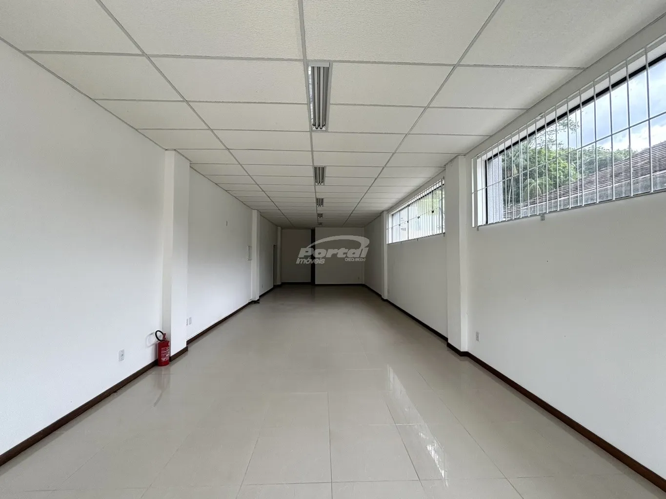 Oportunidade comercial! Loja com150m, cozinha, 02 banheiros exclusivo da sala, amplo espaço de estacionamento rotativo para funcionários e clientes. — foto 5