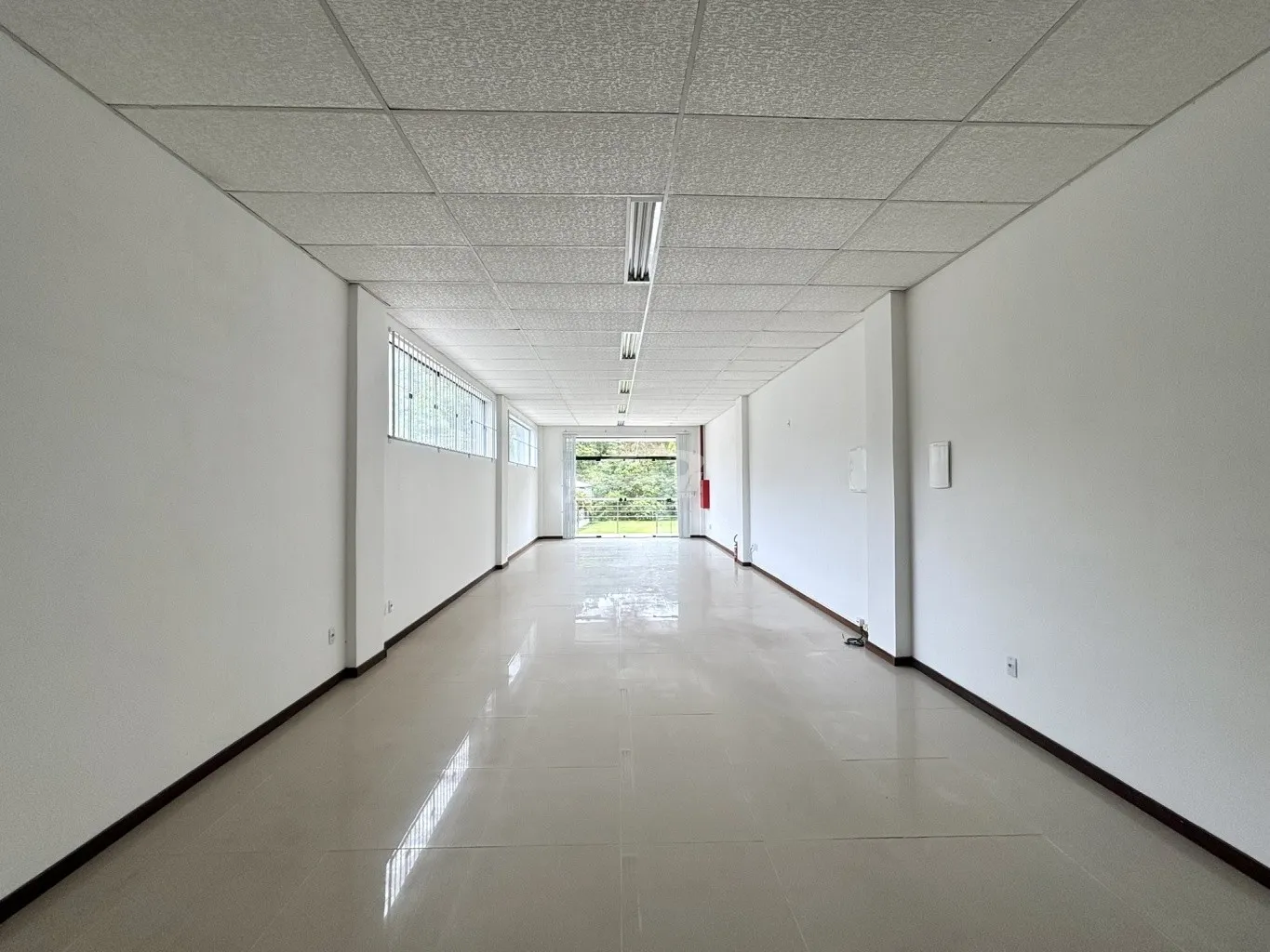 Oportunidade comercial! Loja com150m, cozinha, 02 banheiros exclusivo da sala, amplo espaço de estacionamento rotativo para funcionários e clientes. — foto 6