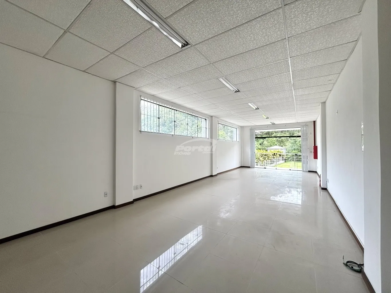 Oportunidade comercial! Loja com150m, cozinha, 02 banheiros exclusivo da sala, amplo espaço de estacionamento rotativo para funcionários e clientes. — foto 7