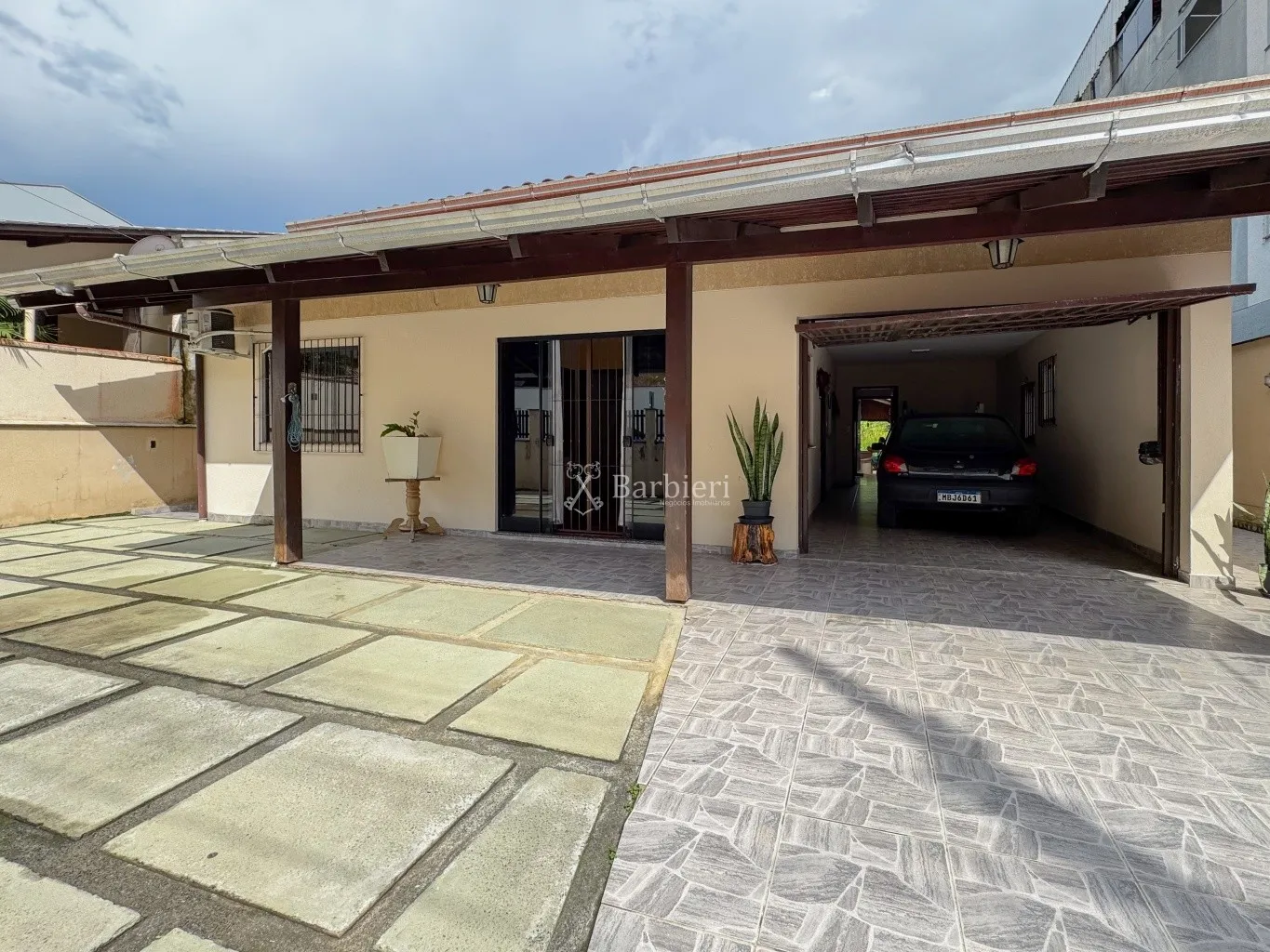 Casa no Testo Salto, com amplo terreno, cômodos amplos, com área de festas, localizada em rua calma, boa vizinhança. — foto 2