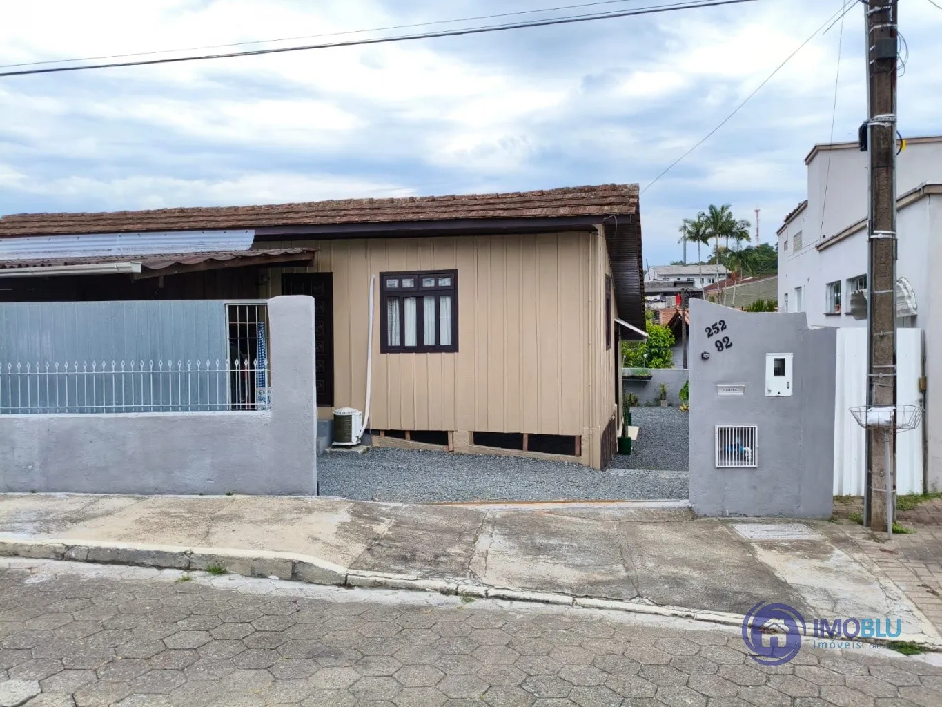 Casa , mista , averbada , com 2 dormitórios , 2 banheiros , 1 vaga , bairro Itoupava Norte , única no terreno. - foto 1