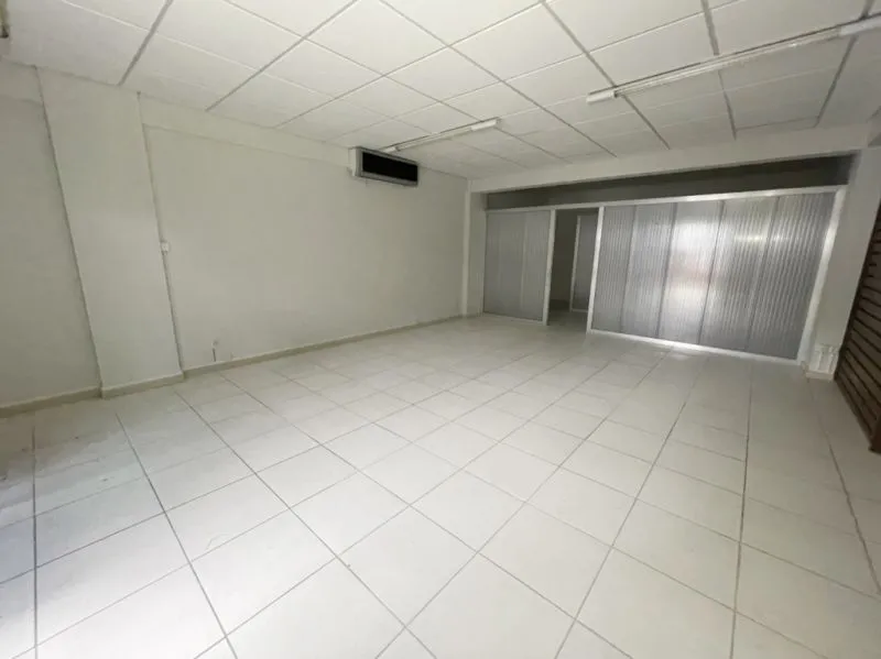 Abelardo Aluga: Sala comercial localizada na Ponta Aguda.Com 77,00 m área útil, esta subdividida em 02 ambientes, além de copa com cozinha e lavabo. Conta com 01 vaga de garagem fixa no interior do edifício. — foto 2