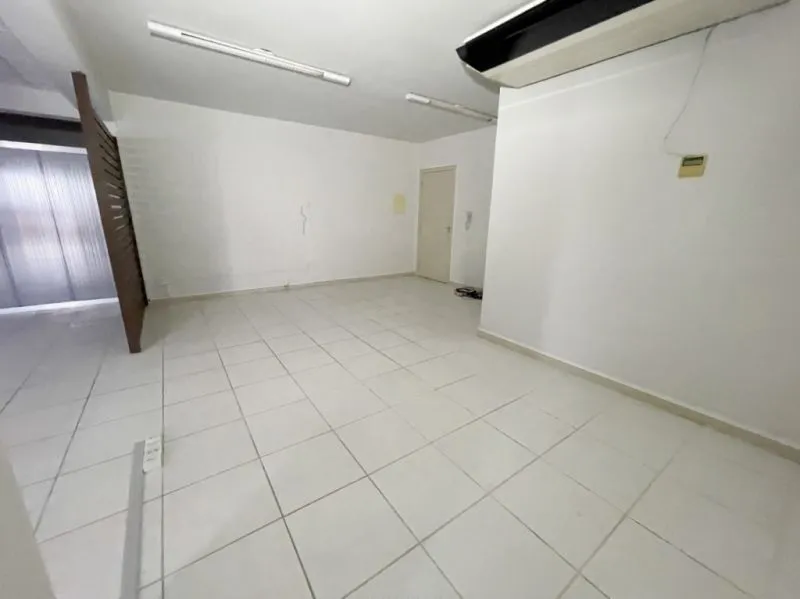 Abelardo Aluga: Sala comercial localizada na Ponta Aguda.Com 77,00 m área útil, esta subdividida em 02 ambientes, além de copa com cozinha e lavabo. Conta com 01 vaga de garagem fixa no interior do edifício. — foto 3