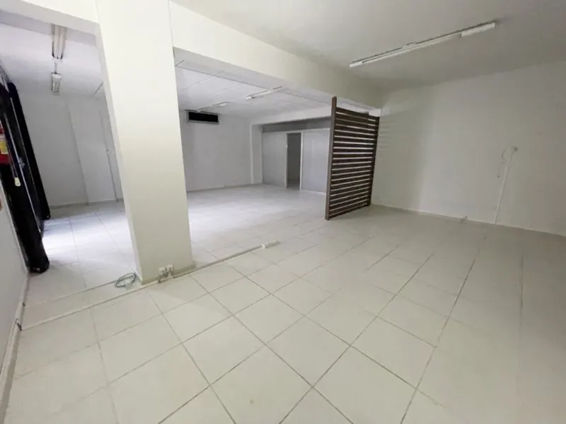 Abelardo Aluga: Sala comercial localizada na Ponta Aguda.Com 77,00 m área útil, esta subdividida em 02 ambientes, além de copa com cozinha e lavabo. Conta com 01 vaga de garagem fixa no interior do edifício. — foto 4