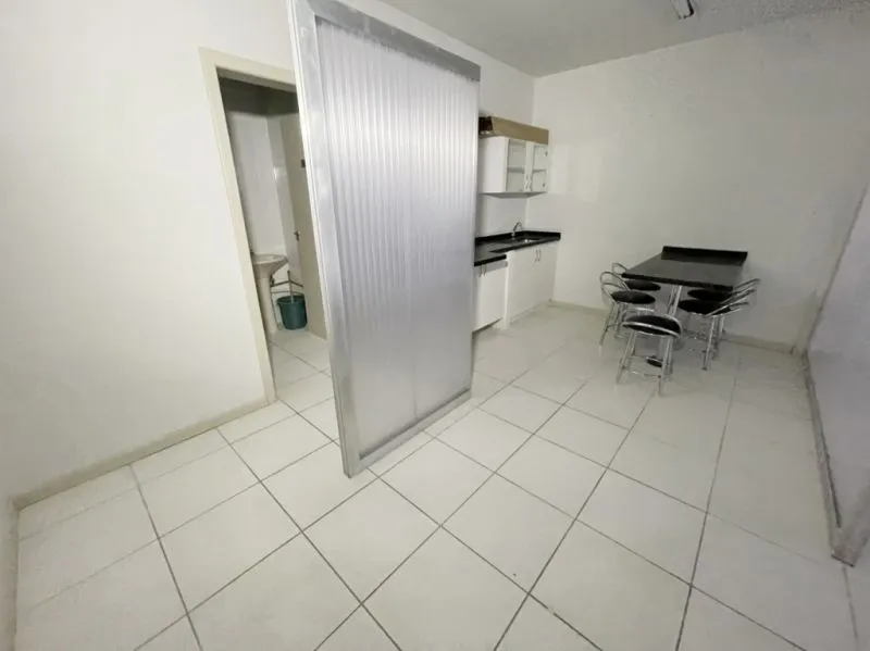Abelardo Aluga: Sala comercial localizada na Ponta Aguda.Com 77,00 m área útil, esta subdividida em 02 ambientes, além de copa com cozinha e lavabo. Conta com 01 vaga de garagem fixa no interior do edifício. — foto 6