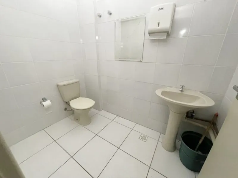 Abelardo Aluga: Sala comercial localizada na Ponta Aguda.Com 77,00 m área útil, esta subdividida em 02 ambientes, além de copa com cozinha e lavabo. Conta com 01 vaga de garagem fixa no interior do edifício. — foto 7