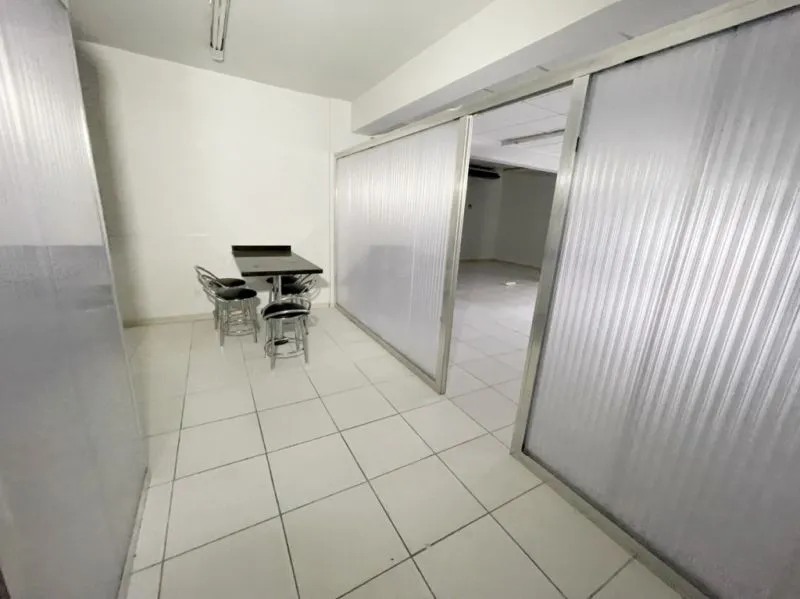 Abelardo Aluga: Sala comercial localizada na Ponta Aguda.Com 77,00 m área útil, esta subdividida em 02 ambientes, além de copa com cozinha e lavabo. Conta com 01 vaga de garagem fixa no interior do edifício. - foto 1
