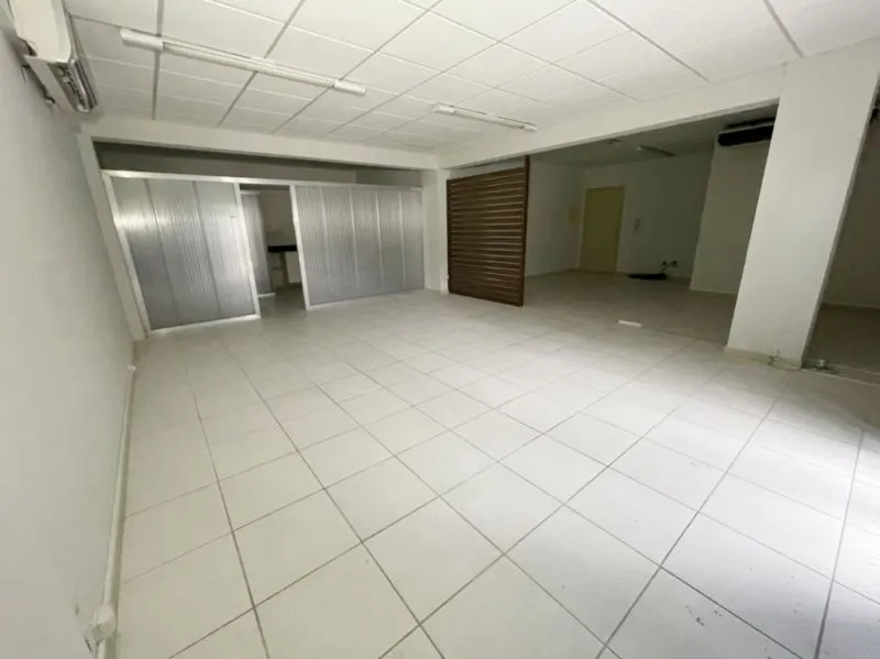 Abelardo Aluga: Sala comercial localizada na Ponta Aguda.Com 77,00 m área útil, esta subdividida em 02 ambientes, além de copa com cozinha e lavabo. Conta com 01 vaga de garagem fixa no interior do edifício. — foto 2