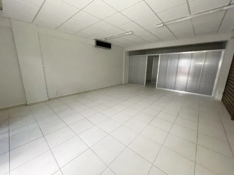 Abelardo Aluga: Sala comercial localizada na Ponta Aguda.Com 77,00 m área útil, esta subdividida em 02 ambientes, além de copa com cozinha e lavabo. Conta com 01 vaga de garagem fixa no interior do edifício. — foto 3
