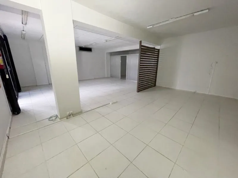 Abelardo Aluga: Sala comercial localizada na Ponta Aguda.Com 77,00 m área útil, esta subdividida em 02 ambientes, além de copa com cozinha e lavabo. Conta com 01 vaga de garagem fixa no interior do edifício. — foto 5