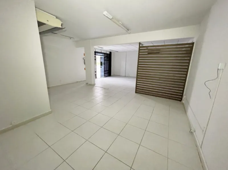 Abelardo Aluga: Sala comercial localizada na Ponta Aguda.Com 77,00 m área útil, esta subdividida em 02 ambientes, além de copa com cozinha e lavabo. Conta com 01 vaga de garagem fixa no interior do edifício. — foto 6