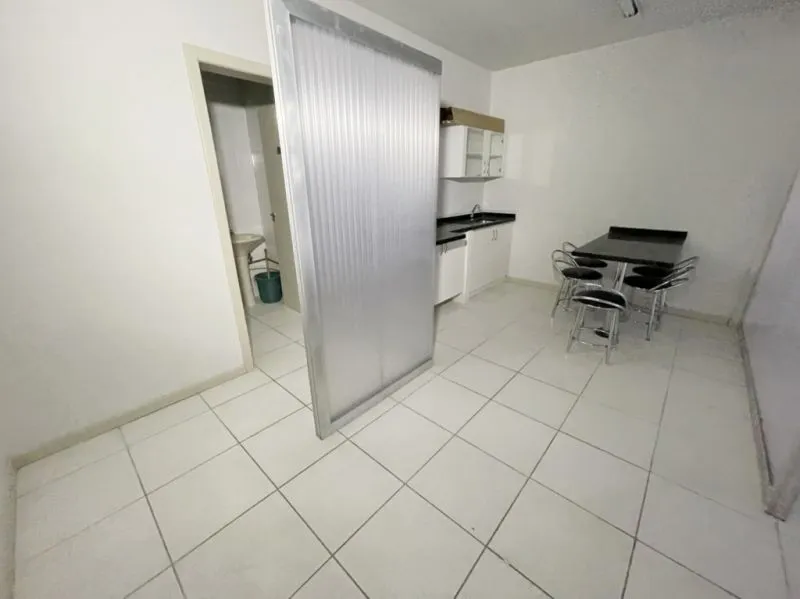 Abelardo Aluga: Sala comercial localizada na Ponta Aguda.Com 77,00 m área útil, esta subdividida em 02 ambientes, além de copa com cozinha e lavabo. Conta com 01 vaga de garagem fixa no interior do edifício. — foto 7