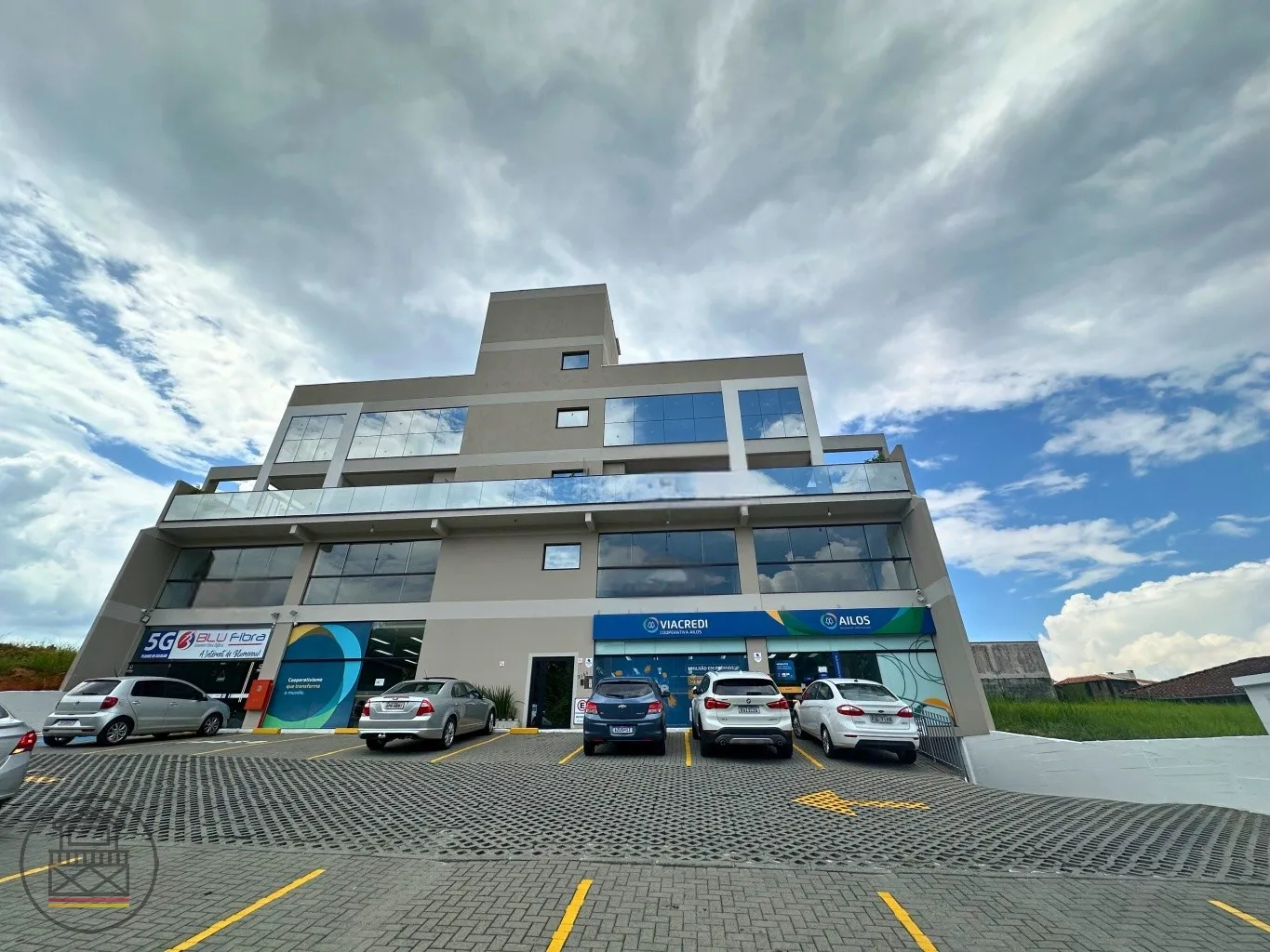 Excelente sala comercial localizada na Rua dos Caçadores, em prédio novo, com alta visibilidade e fácil acesso a diversos serviços. Ideal para empresas que buscam segurança, bom acabamento e localização estratégica para o seu negócio. - foto 1