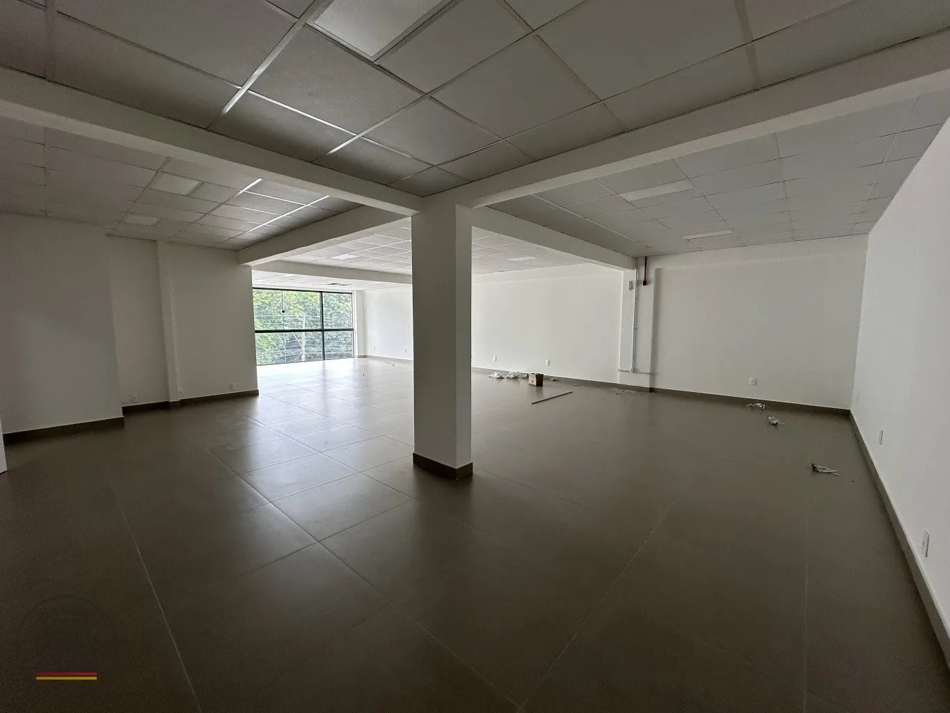 Excelente sala comercial localizada na Rua dos Caçadores, em prédio novo, com alta visibilidade e fácil acesso a diversos serviços. Ideal para empresas que buscam segurança, bom acabamento e localização estratégica para o seu negócio. — foto 2