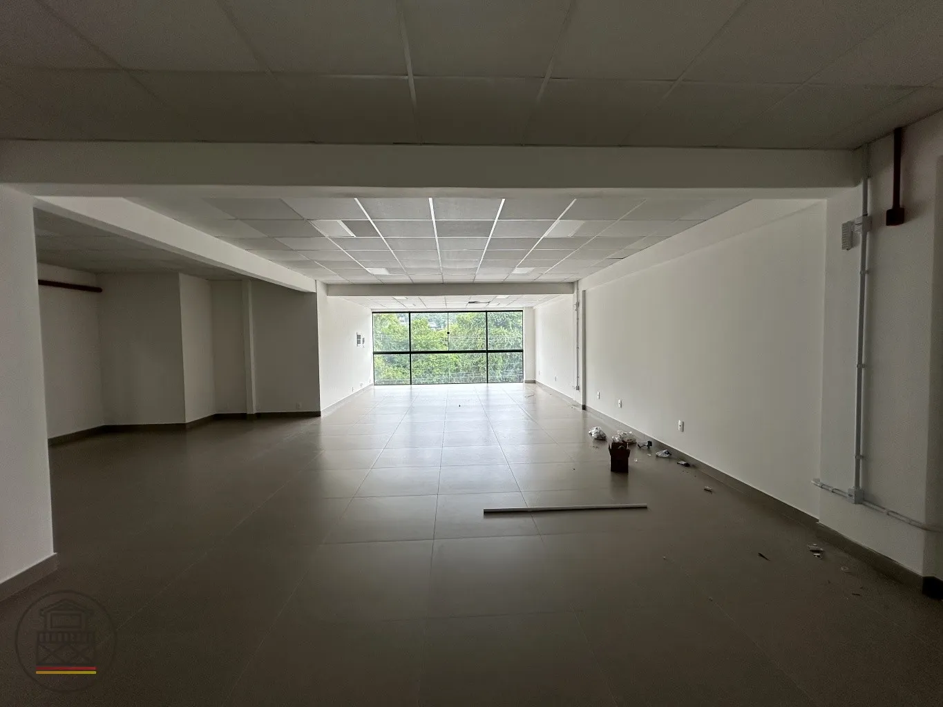 Excelente sala comercial localizada na Rua dos Caçadores, em prédio novo, com alta visibilidade e fácil acesso a diversos serviços. Ideal para empresas que buscam segurança, bom acabamento e localização estratégica para o seu negócio. — foto 3