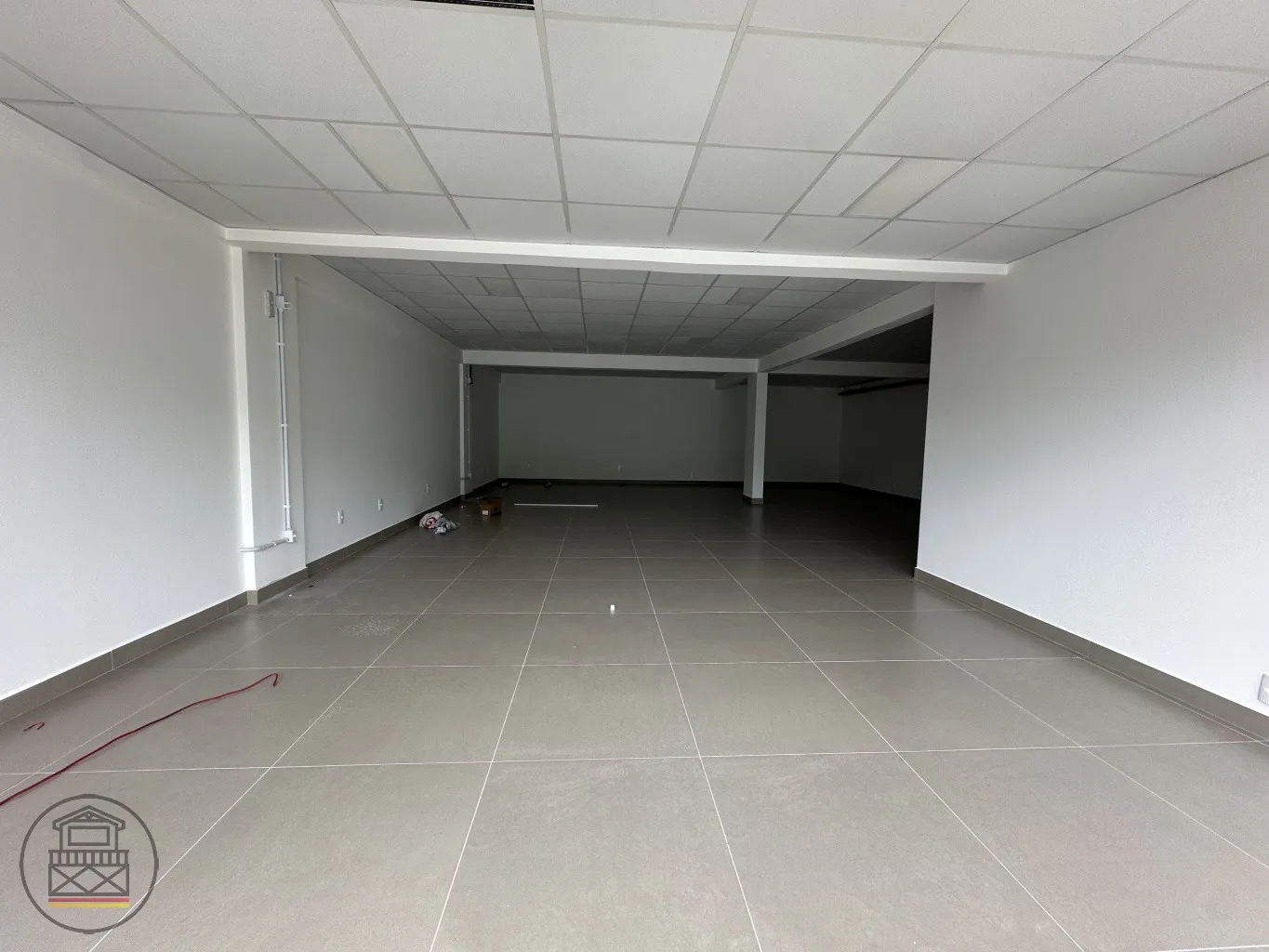 Excelente sala comercial localizada na Rua dos Caçadores, em prédio novo, com alta visibilidade e fácil acesso a diversos serviços. Ideal para empresas que buscam segurança, bom acabamento e localização estratégica para o seu negócio. — foto 4