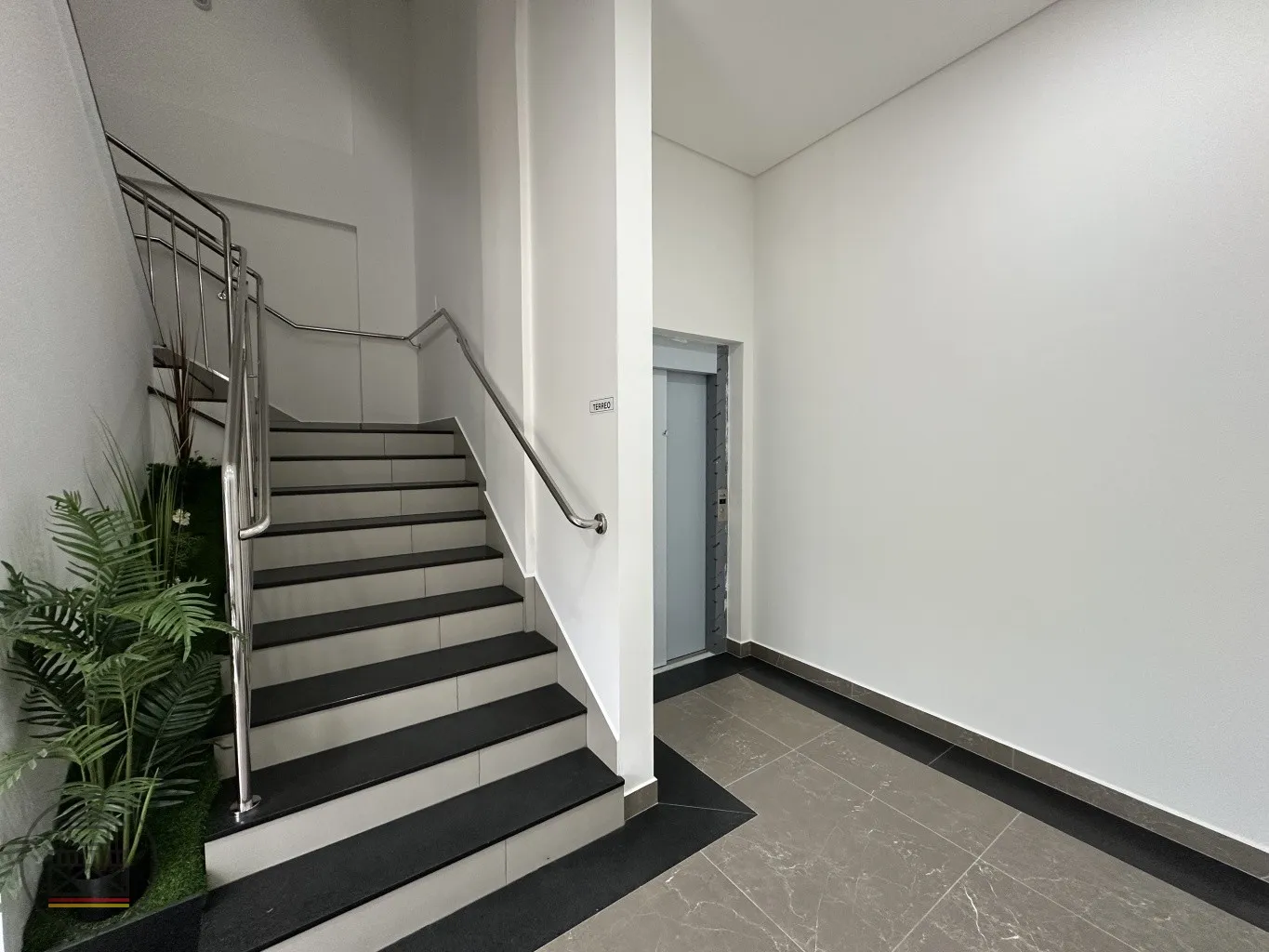 Excelente sala comercial localizada na Rua dos Caçadores, em prédio novo, com alta visibilidade e fácil acesso a diversos serviços. Ideal para empresas que buscam segurança, bom acabamento e localização estratégica para o seu negócio. — foto 6