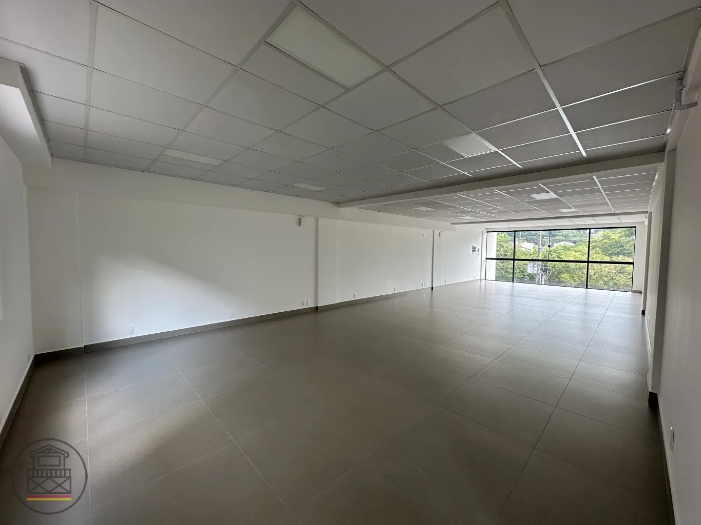 Excelente sala comercial localizada na Rua dos Caçadores, em prédio novo, com alta visibilidade e fácil acesso a diversos serviços. Ideal para empresas que buscam segurança, bom acabamento e localização estratégica para o seu negócio. — foto 2