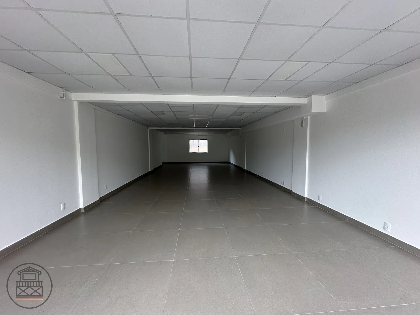 Excelente sala comercial localizada na Rua dos Caçadores, em prédio novo, com alta visibilidade e fácil acesso a diversos serviços. Ideal para empresas que buscam segurança, bom acabamento e localização estratégica para o seu negócio. — foto 3