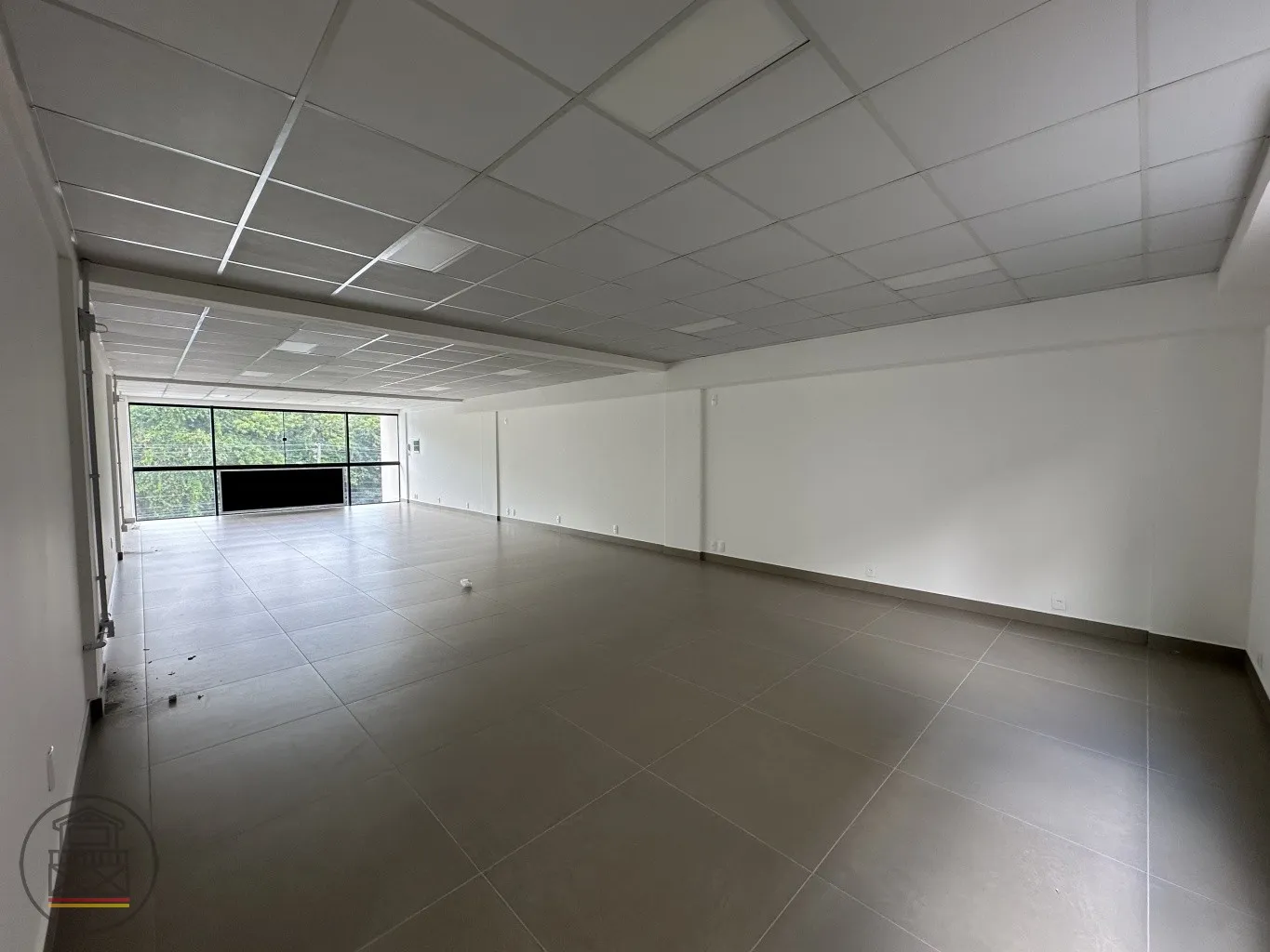 Excelente sala comercial localizada na Rua dos Caçadores, em prédio novo, com alta visibilidade e fácil acesso a diversos serviços. Ideal para empresas que buscam segurança, bom acabamento e localização estratégica para o seu negócio. — foto 2