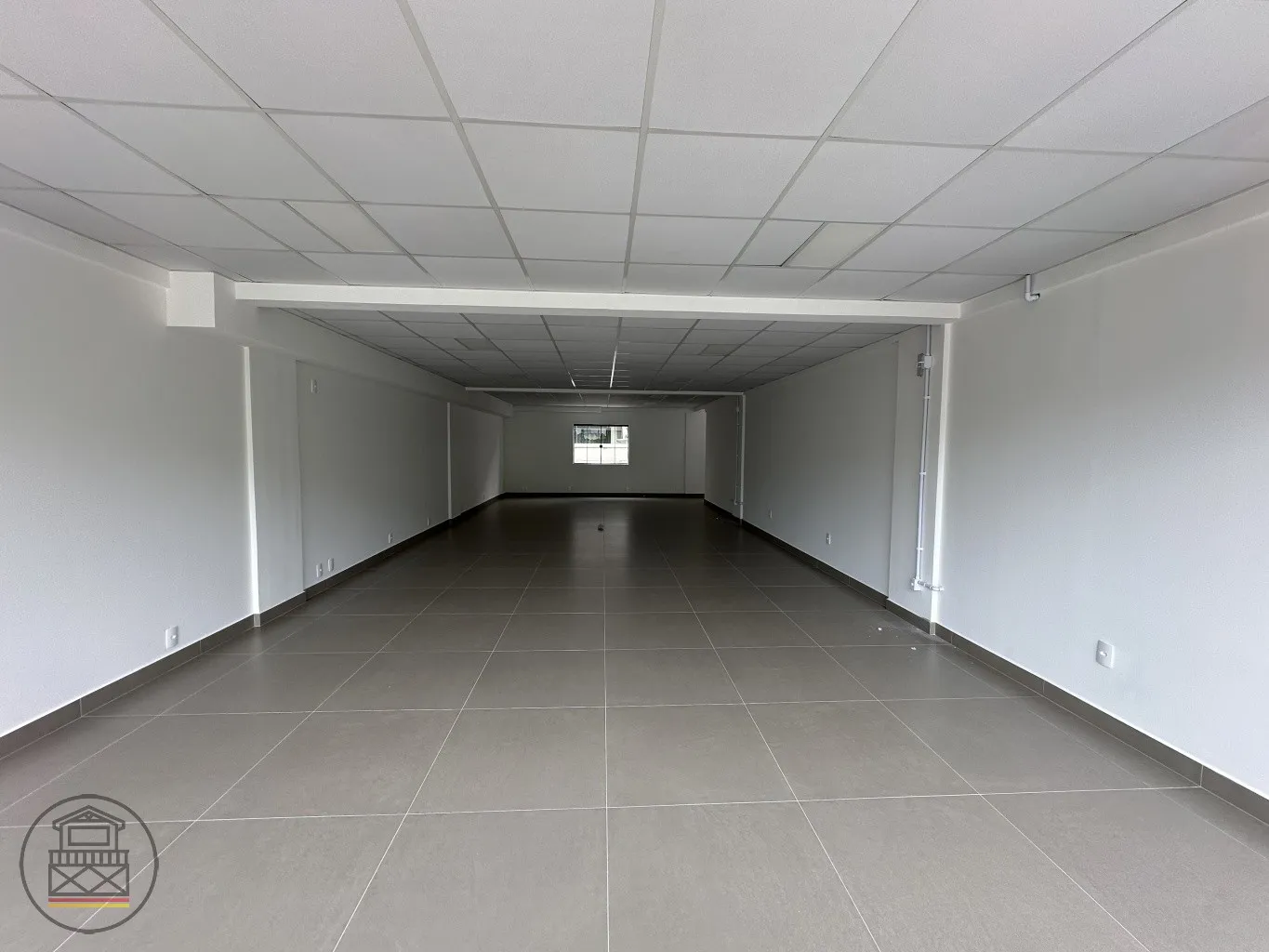 Excelente sala comercial localizada na Rua dos Caçadores, em prédio novo, com alta visibilidade e fácil acesso a diversos serviços. Ideal para empresas que buscam segurança, bom acabamento e localização estratégica para o seu negócio. — foto 3