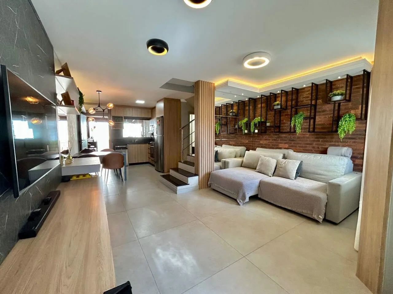 Sobrado Mobiliado com Área de Festas e Ofurô no Bairro Água Verde - foto 1