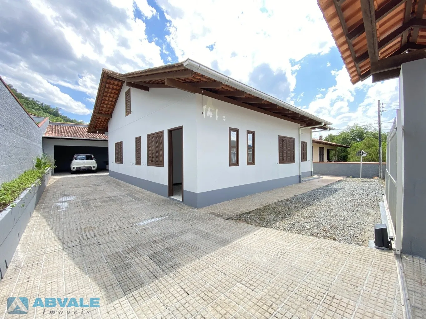 Casa Sozinha no Terreno, Ampla, com 3 dormitórios, Sótão e Garagem, Próximo Igreja Cristo Rei no bairro da Velha - foto 1