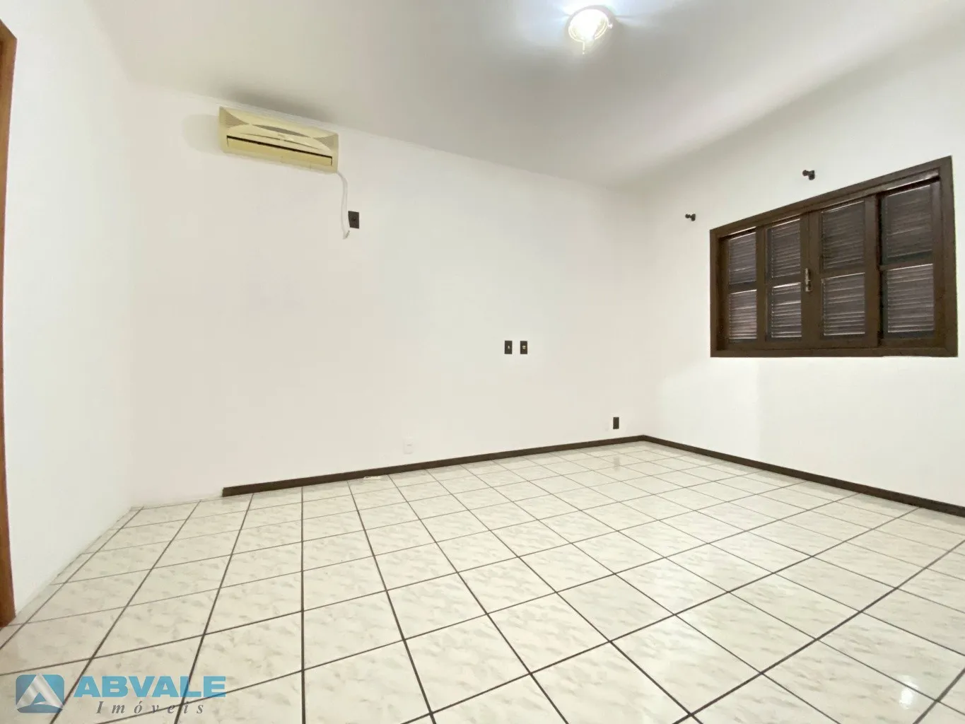 Casa Sozinha no Terreno, Ampla, com 3 dormitórios, Sótão e Garagem, Próximo Igreja Cristo Rei no bairro da Velha — foto 5