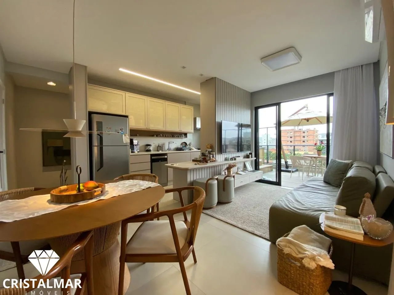 Cobertura Duplex Mobiliada com 3 Suítes e Jacuzzi em Canto Grande - foto 1