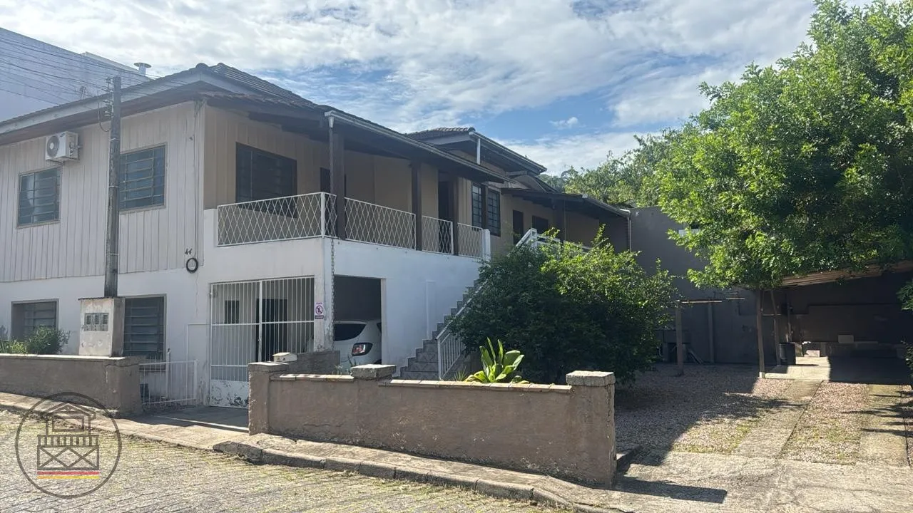Excelente investimento, compre terreno com 6 quitinetes para locação!! - foto 1