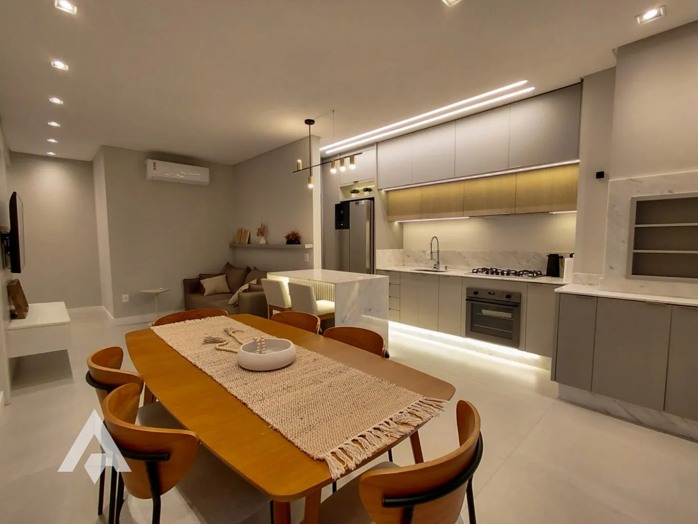 Apartamento mobiliado de 3 suítes à venda por R$ 2.300.000,00 - Bairro Bombas - Bombinhas/SC - foto 1