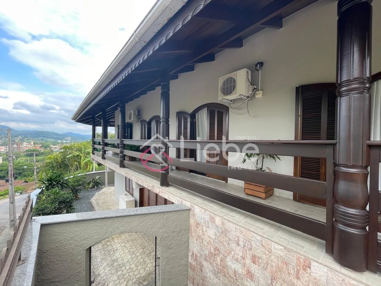 Linda Casa no coração da cidade de Pomerode com 545,15m de área construída num terreno de 1.147,83 m com vista panorâmica da cidade. - foto 1