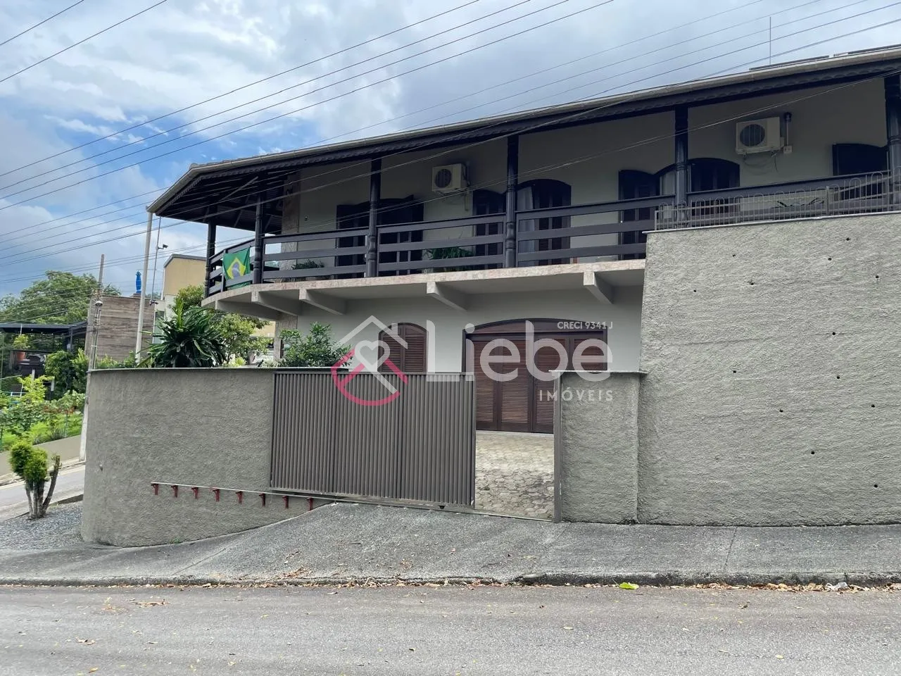 Linda Casa no coração da cidade de Pomerode com 545,15m de área construída num terreno de 1.147,83 m com vista panorâmica da cidade. — foto 2