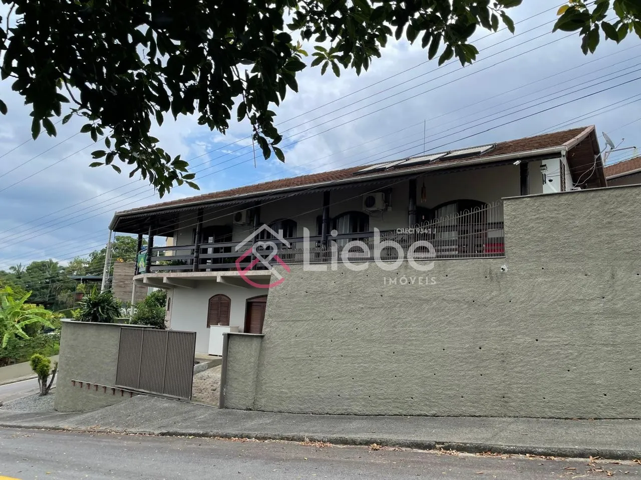 Linda Casa no coração da cidade de Pomerode com 545,15m de área construída num terreno de 1.147,83 m com vista panorâmica da cidade. — foto 3