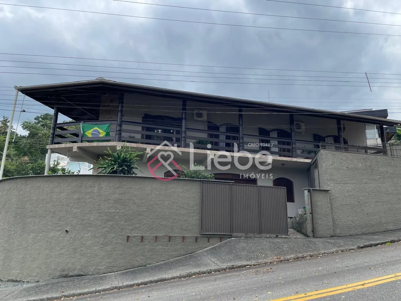 Linda Casa no coração da cidade de Pomerode com 545,15m de área construída num terreno de 1.147,83 m com vista panorâmica da cidade. — foto 4